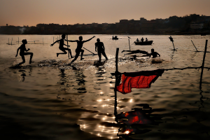 Didier JALLAIS - Jeux insouciants dans le Gange à Varanasi