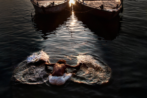 Didier JALLAIS - Ablutions matinales d'un sadhu dans le Gange